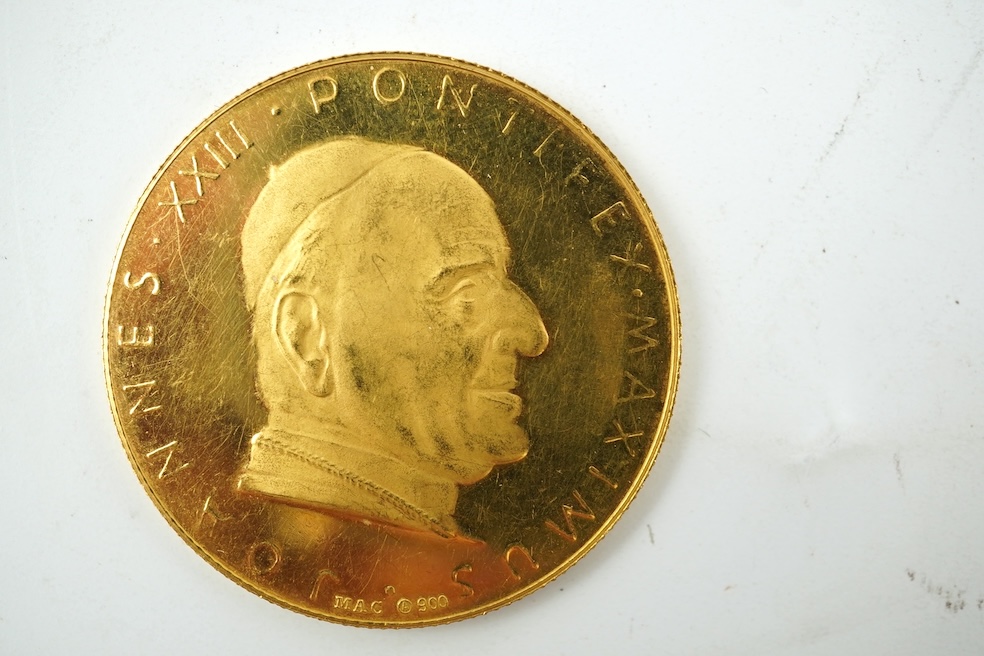 Papal Medals, Johannes XXIII 18ct gold commemorative medal, 14g.